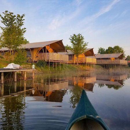 Combined Tents With Kitchen And Bathroom Located Near A Pond Bant Экстерьер фото